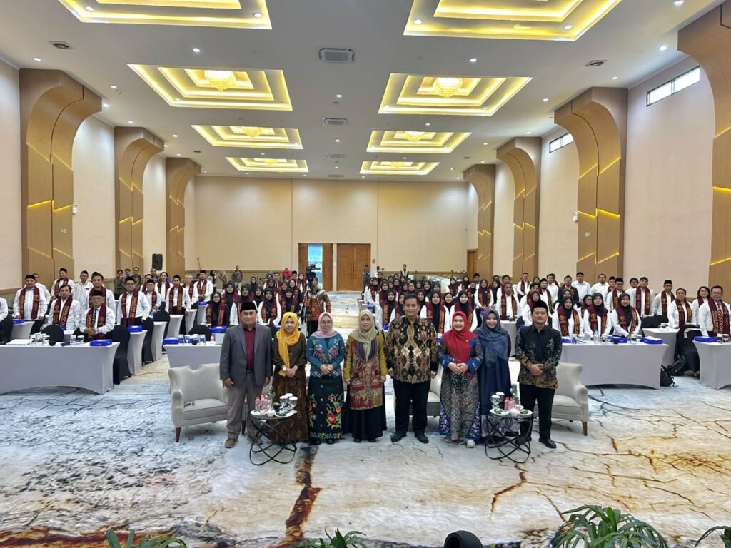 Pose bersama Rektor Beserta pimpinan dan peserta onsite berfoto bersama